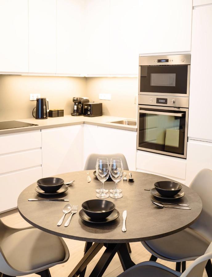 Tran Chien Apartment With Free Private Parking Prag Exteriör bild