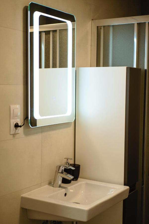 Tran Chien Apartment With Free Private Parking Prag Exteriör bild