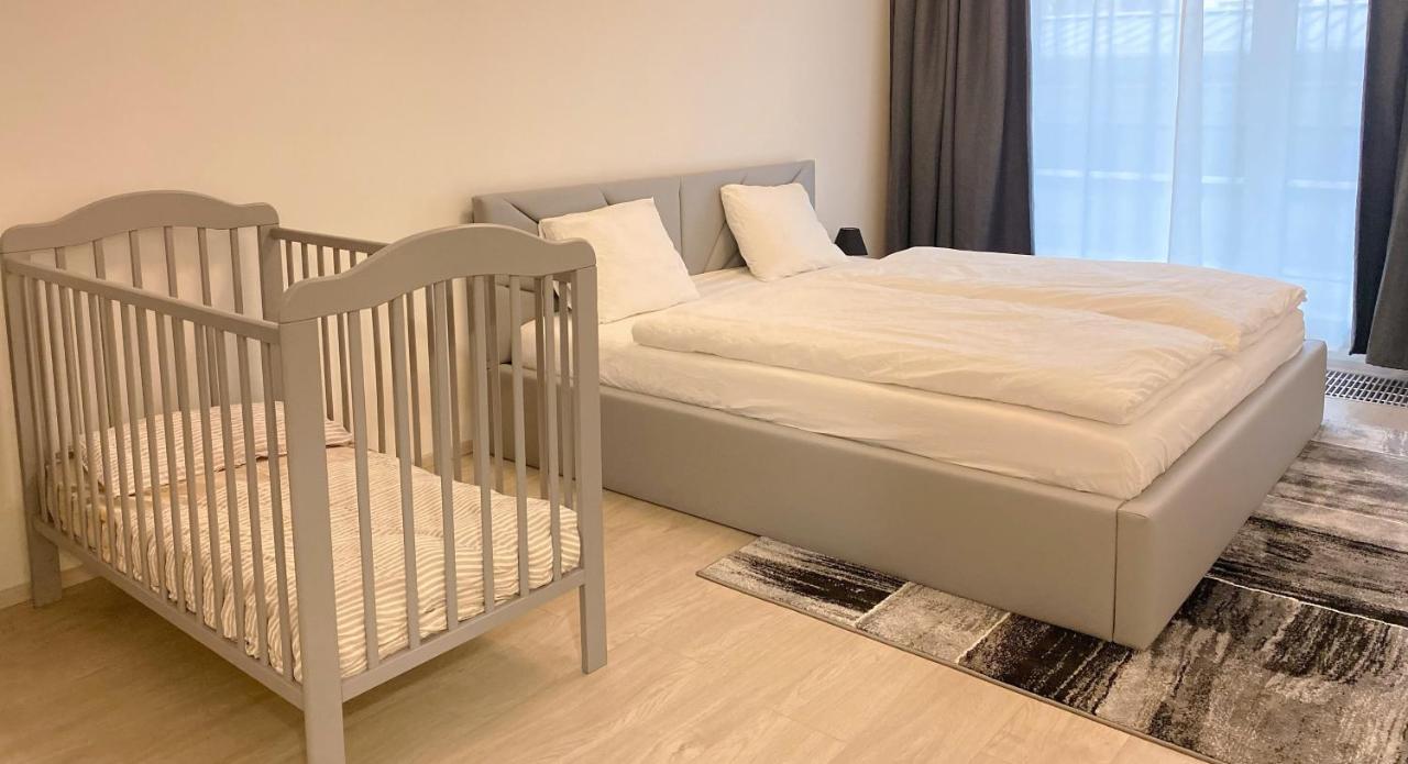 Tran Chien Apartment With Free Private Parking Prag Exteriör bild